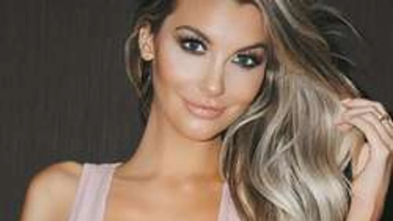 Mindenki megfordul a nagy mellű, pucér bombázó után