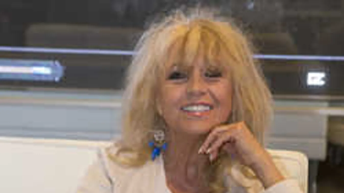 Nem hiszed el, hol kapták le Csepregi Évát