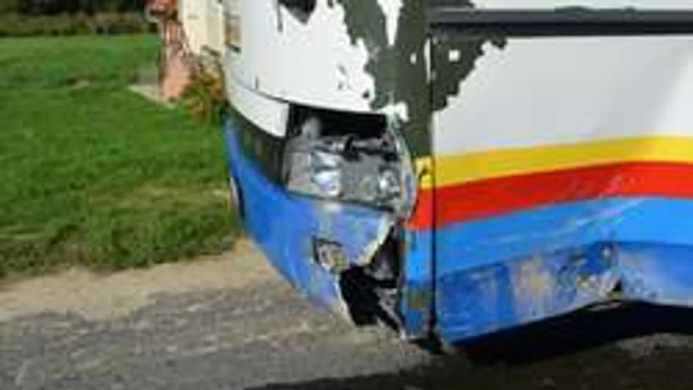 Tömegbalesetet okozott egy buszsofőr, vádat emeltek ellene