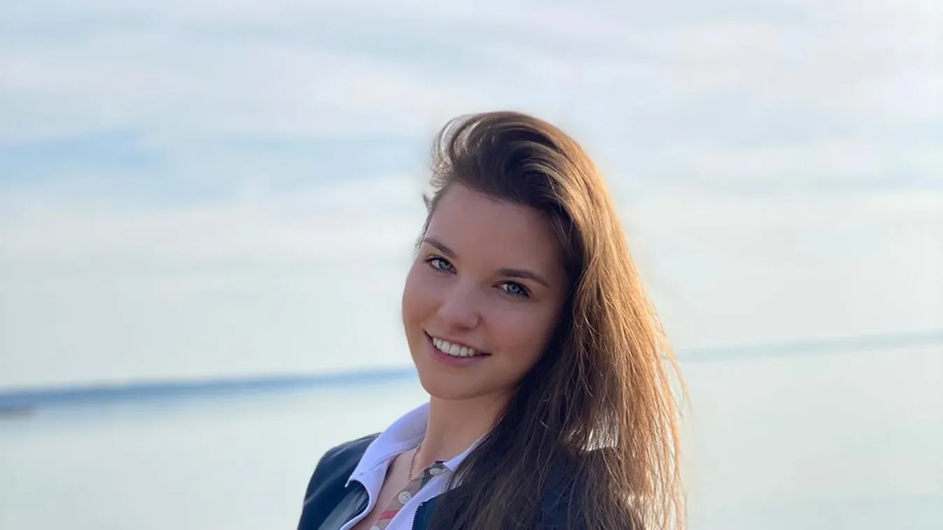 Bájos fotó, magyar lány vágja Schumacher haját