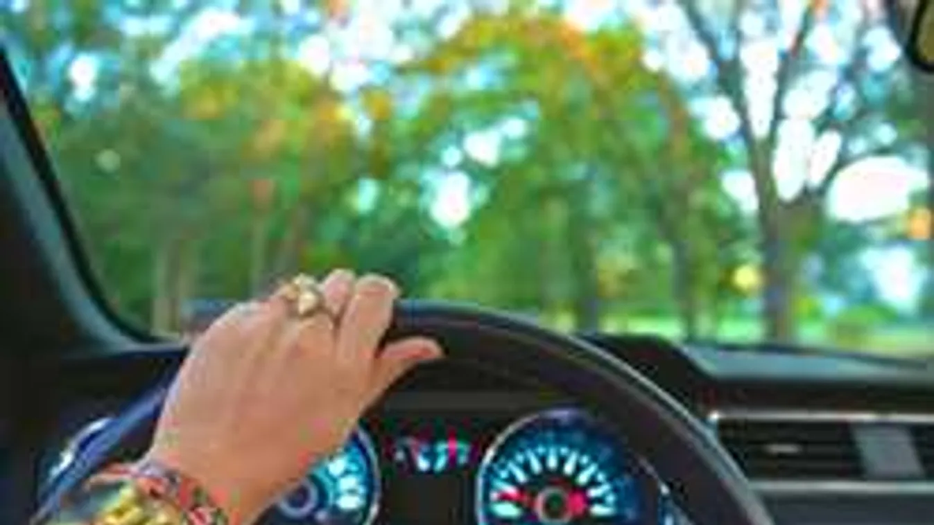 Dráma Hajdúszoboszlón: bent ragadt egy csecsemő az autóban