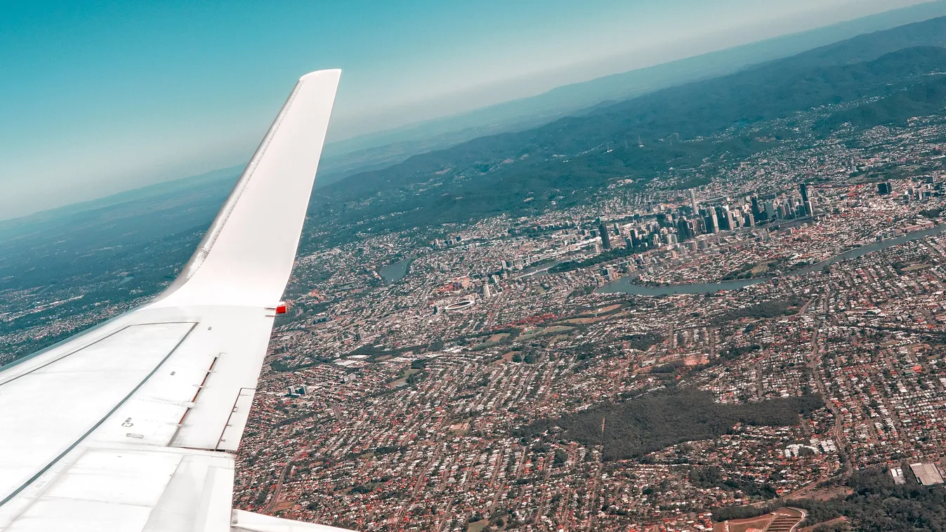 Pánik a repülőn: életükért imádkoztak és üvegből vedeltek az utasok