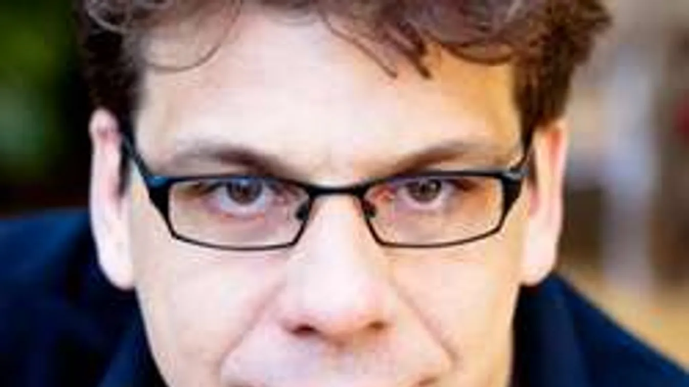 Új oldaláról mutatkozik be az ismert magyar színész!