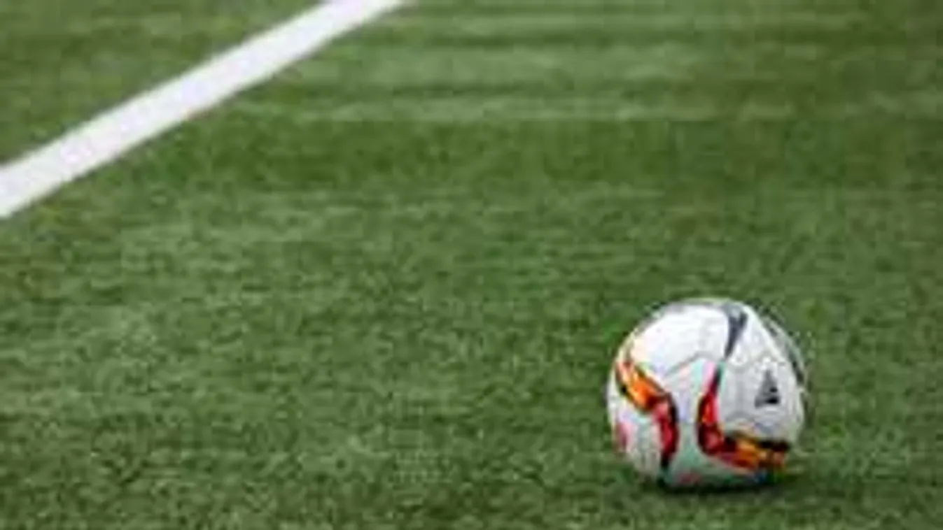 Rendőrök és tűzszerészek a budapesti focipályán, mérkőzés közben találtak bombát