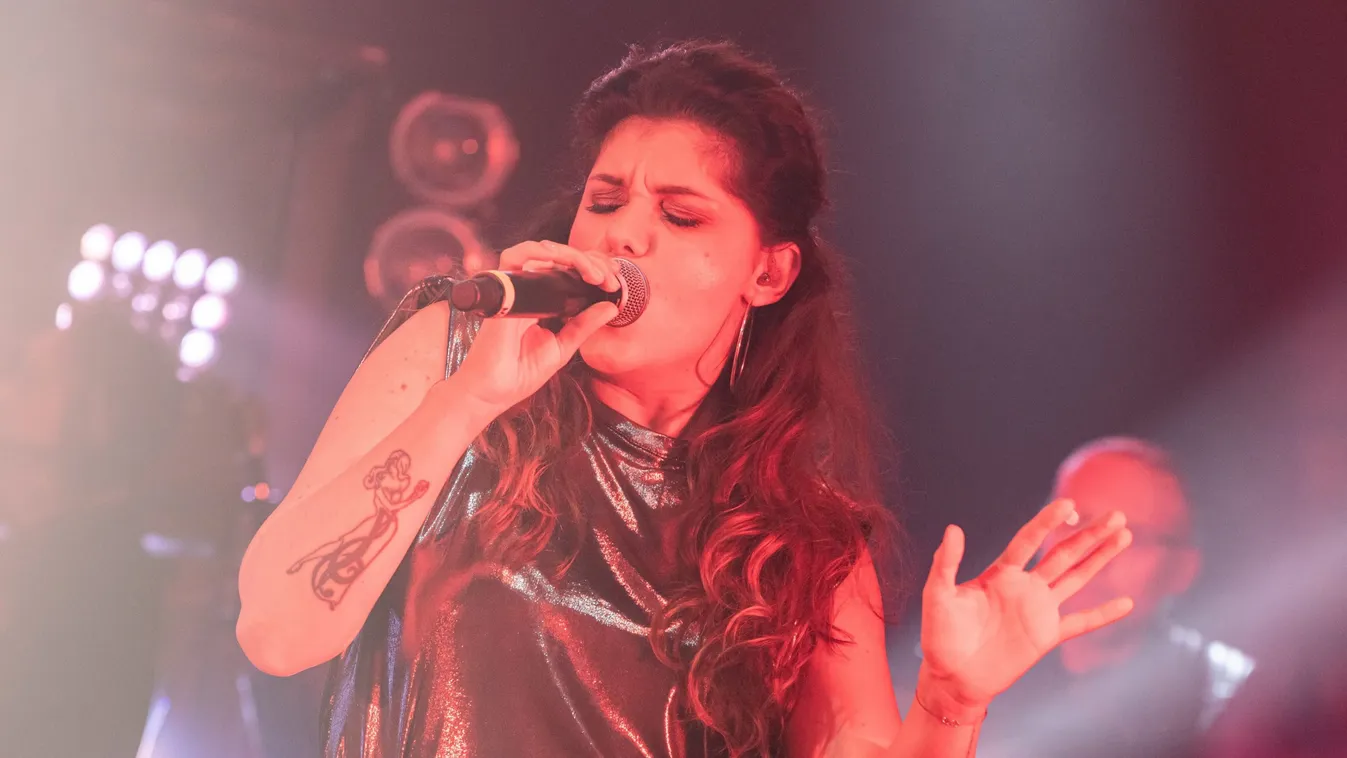 Kigyulladt a panelház, az életéért rohant szilveszterkor a magyar énekesnő