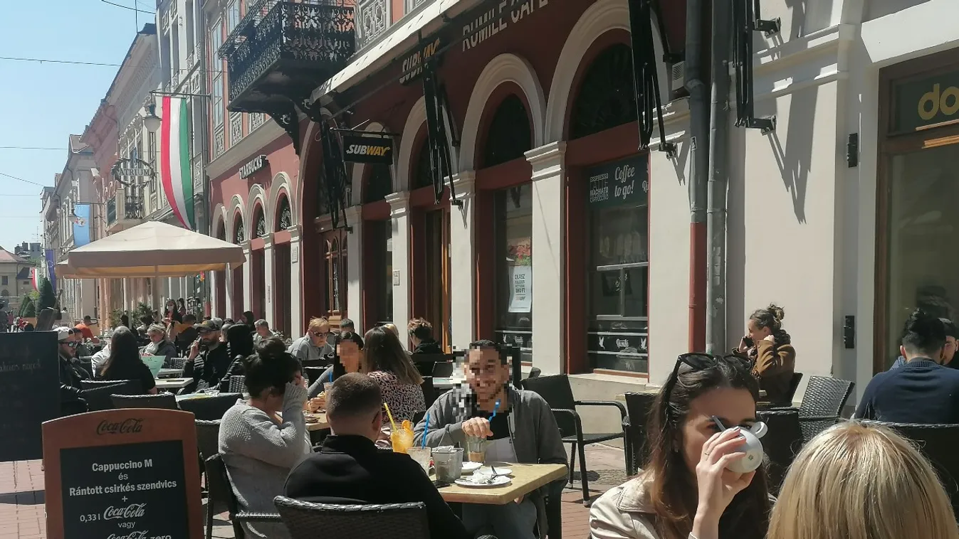 Itt vannak az első képek: megteltek a teraszok, önfeledten ünnepelnek az emberek