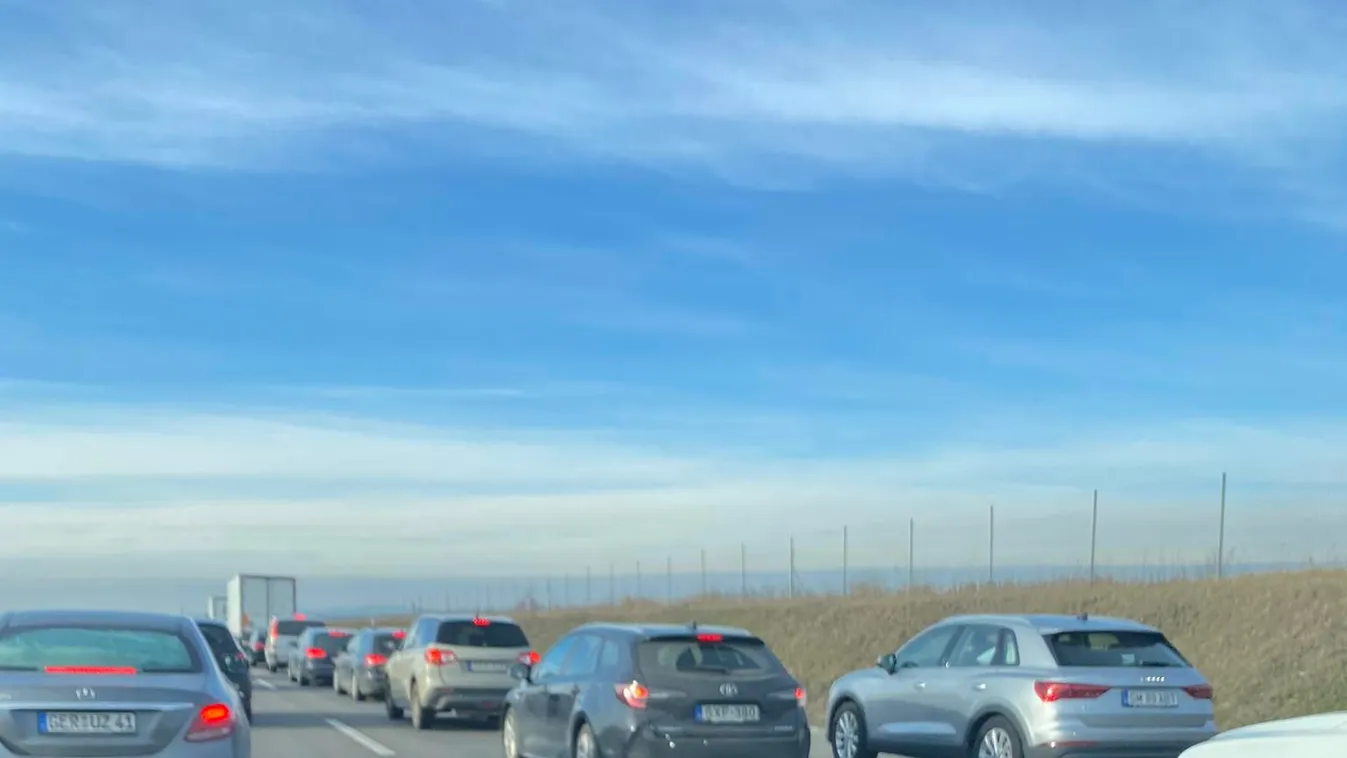 Most jött: hatalmas a dugó az M1-es autópályán, ekkora a kocsisor – fotó