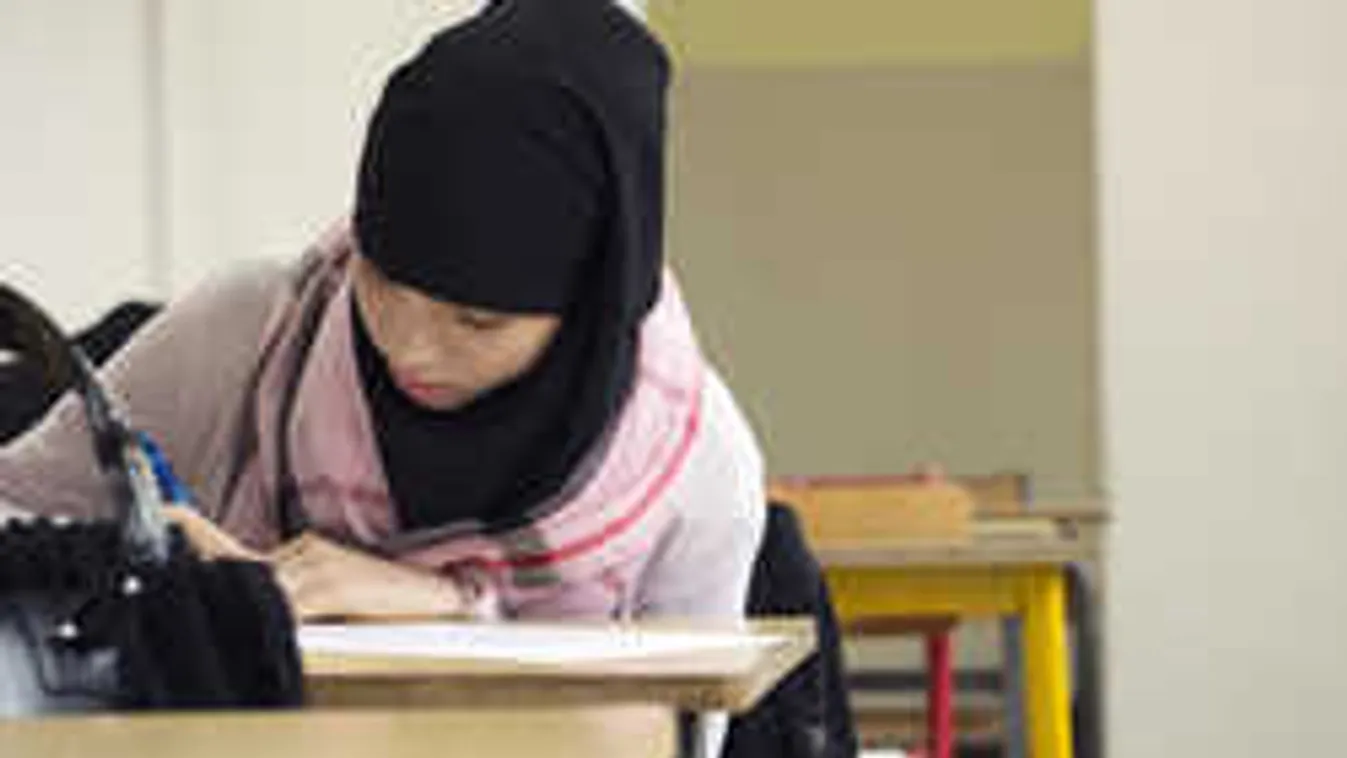 Betiltják a fejkendőt az osztrák iskolákban