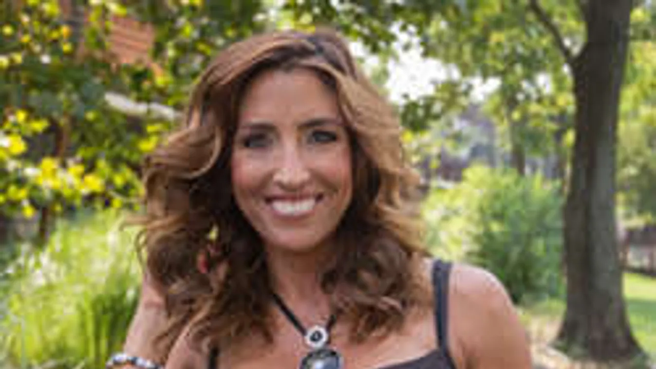 Kitálalt plasztikájáról Rubint Réka!