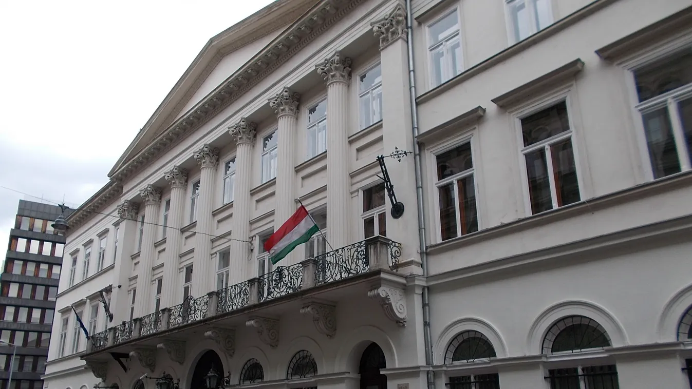 Az ellenzék példát vehetne az orvosokról, ápolókról