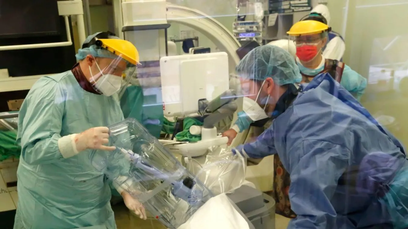 Le a kalappal a magyar orvosok előtt: életmentő szívműtétet végeztek a Covid-betegen