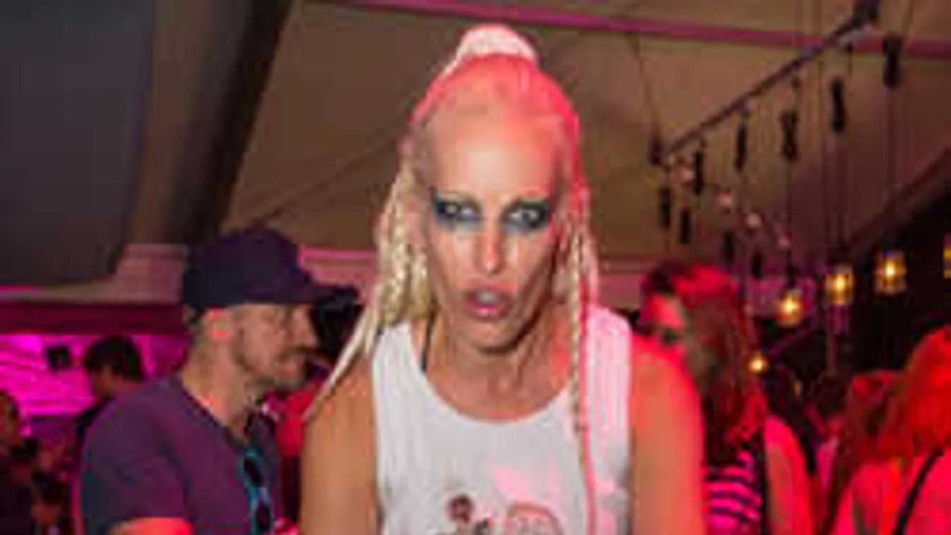 Forró pillanatok, meztelenül hempereg a kádban a magyar énekesnő