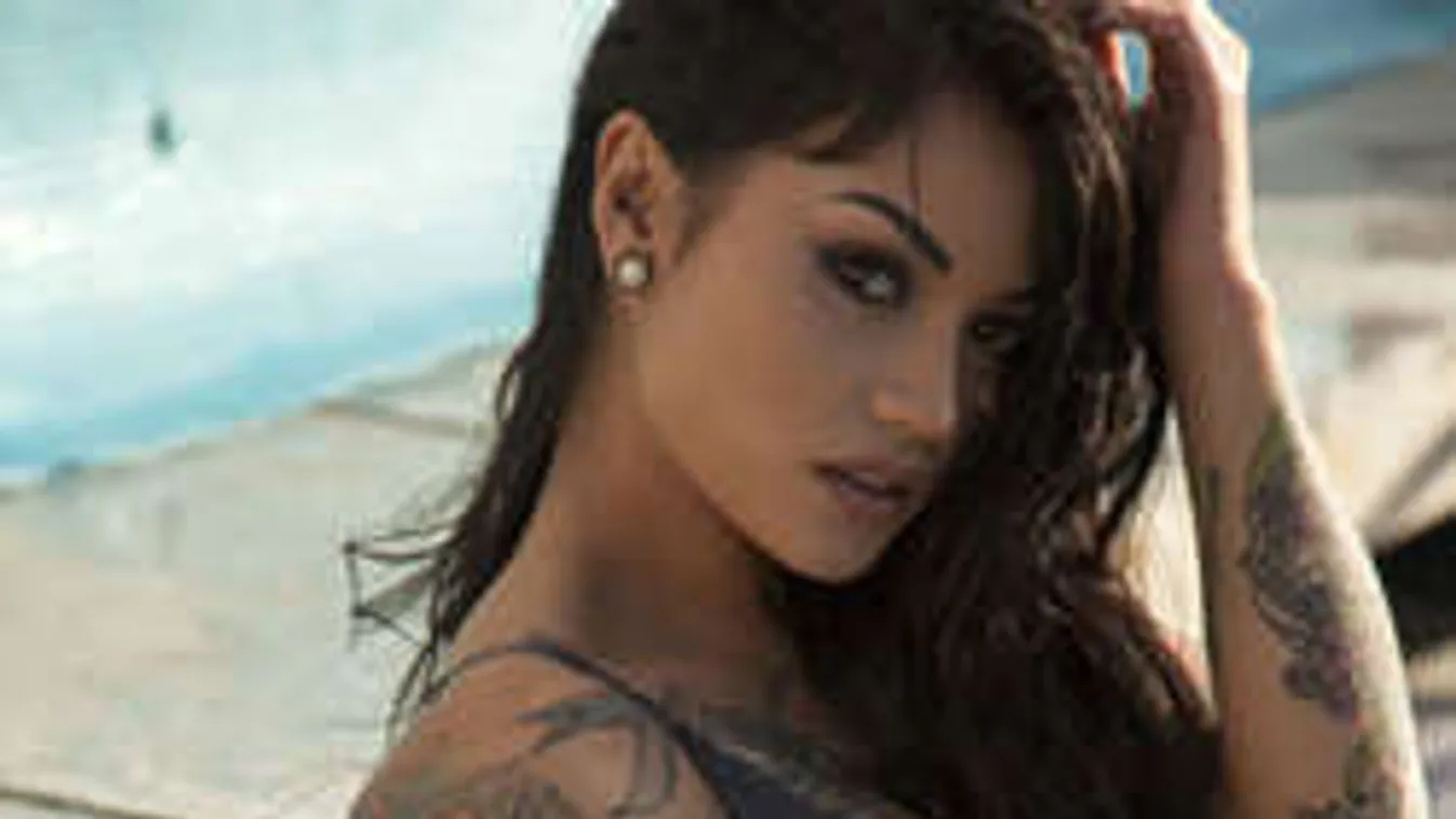 Káprázatos melleket villant a tetkós bombázó