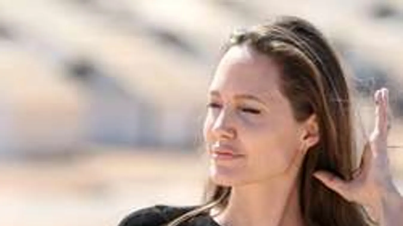 Álló bimbókkal látogatott menekülteket Angelina Jolie