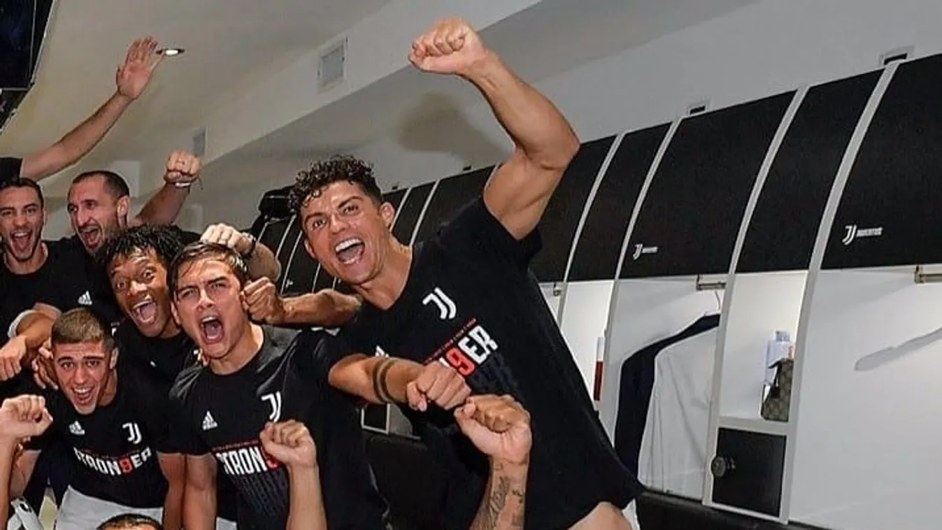 Sikamlós fotó az öltözőből: gatyára vetkőzve, beolajozva ünnepelt Cristiano Ronaldo