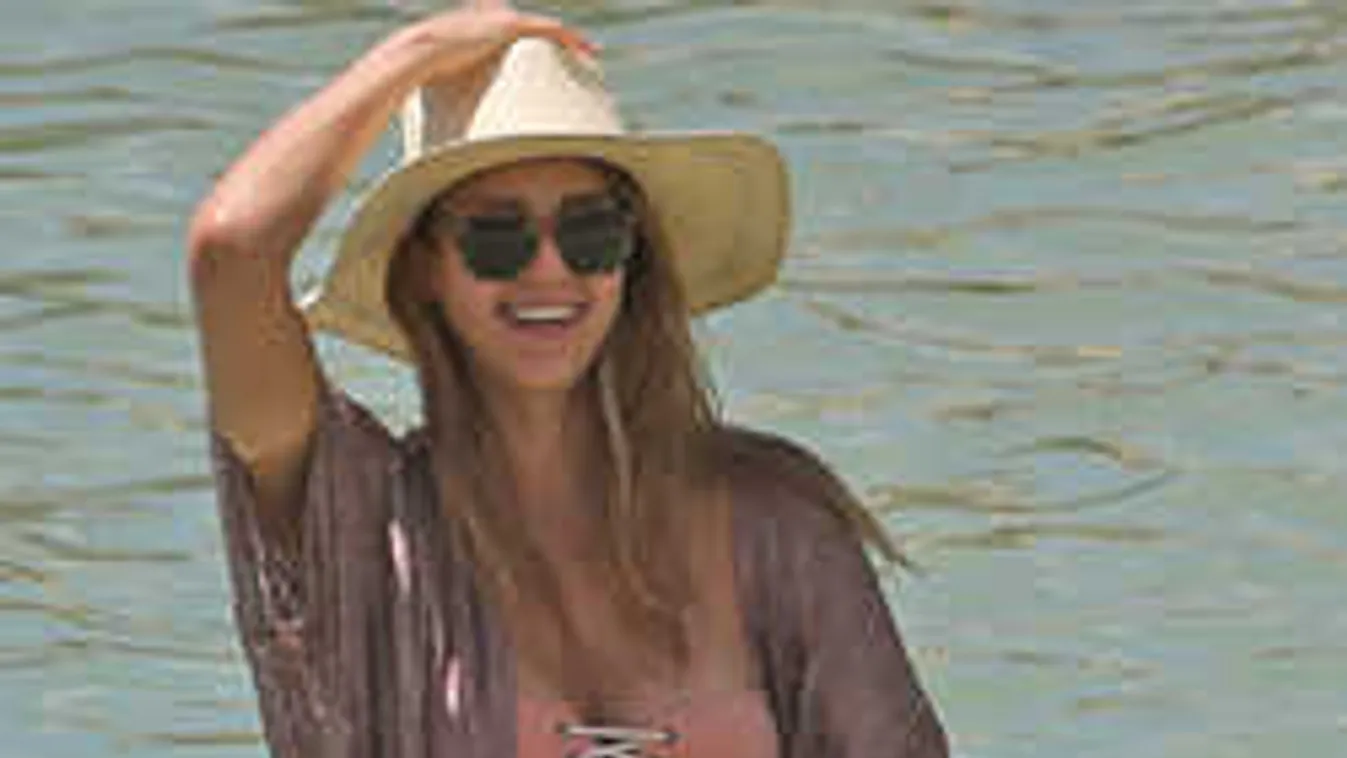 Régen nem láttuk így, bikinire vetkőzött a sztáranyuka