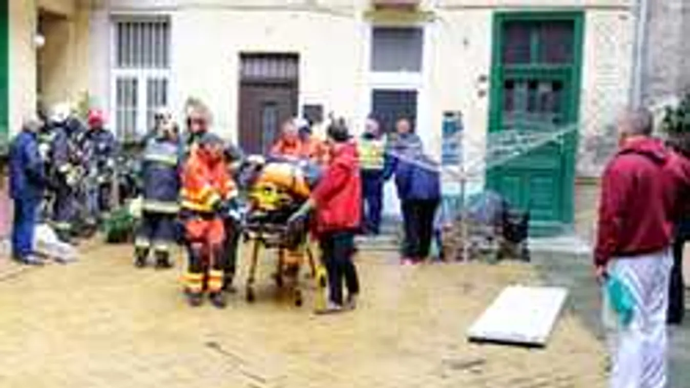 Fotók érkeztek a fővárosi, lépcső leszakadós horrorbalesetről