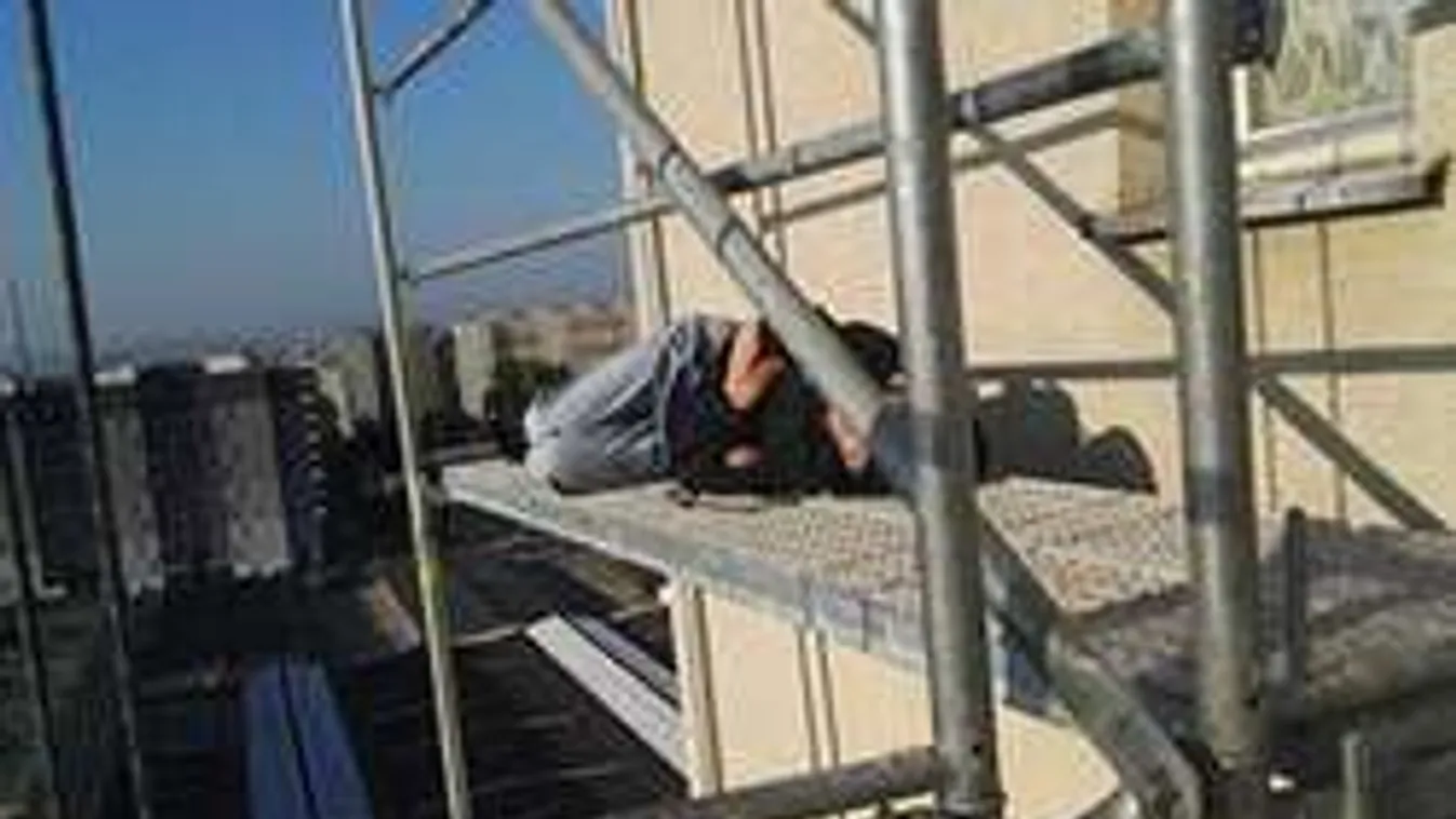 Részeg szerencse: édesen aludt egy 36 méter magas állványon