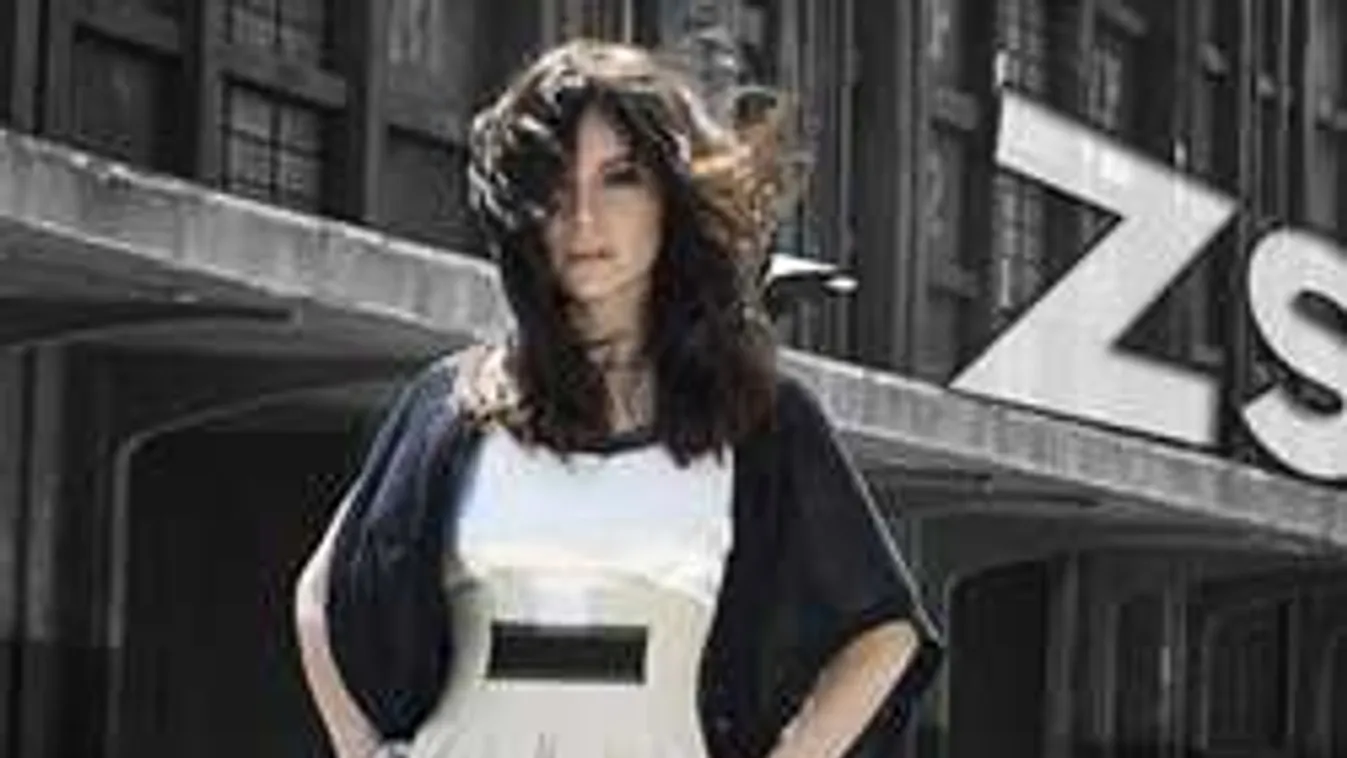 Merész ruhában mutatta meg magát a magyar díva - Fotó