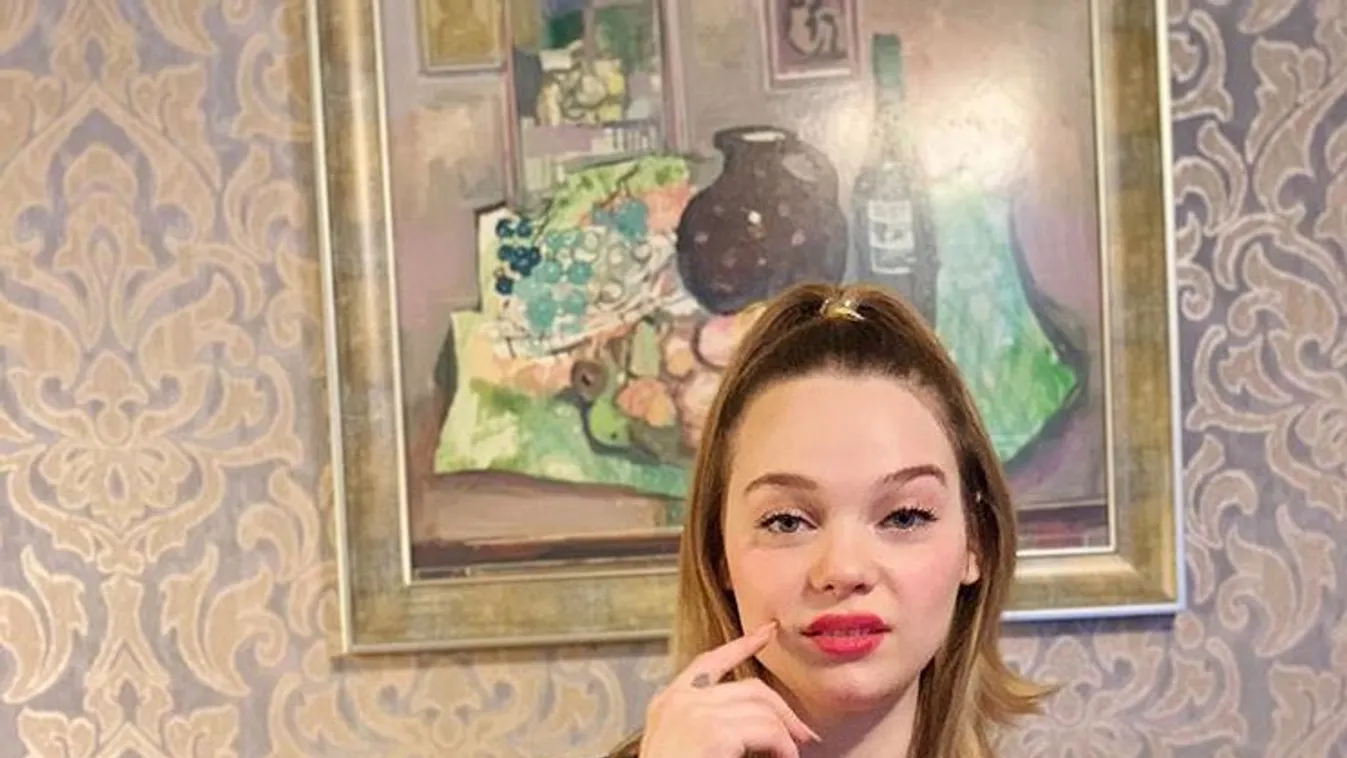 Pucér mellekkel jógázott a magyar luxusfeleség 22 éves lánya