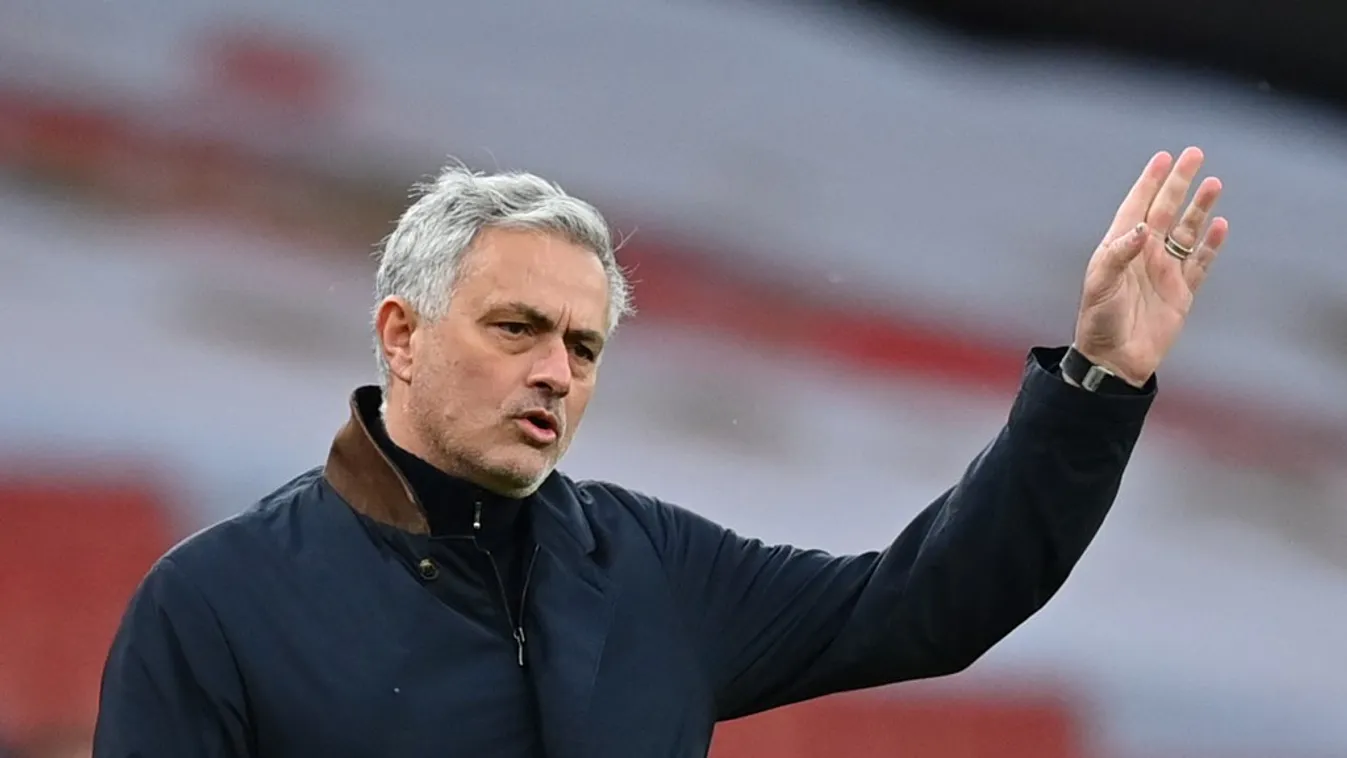 Mourinho Rómában folytatja