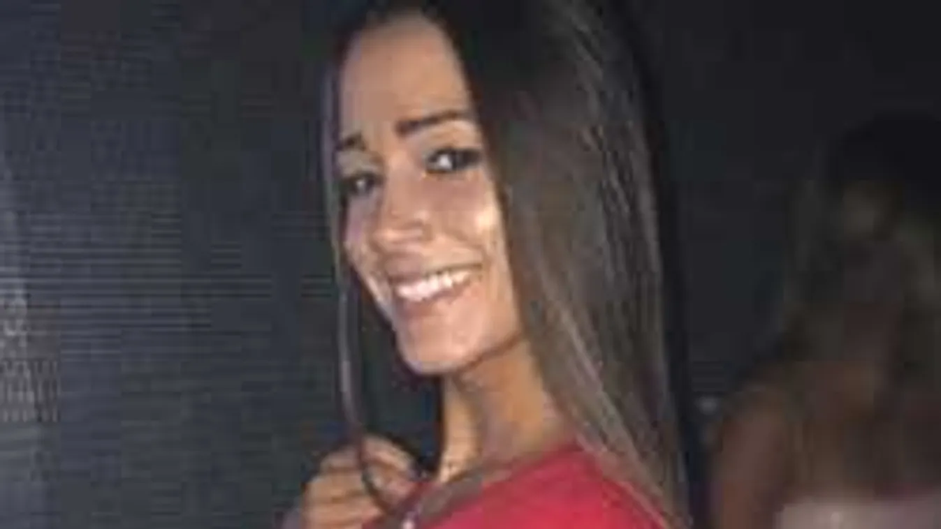 Ilyen elképesztően duzzadnak a híres modell keblei, lefotózták