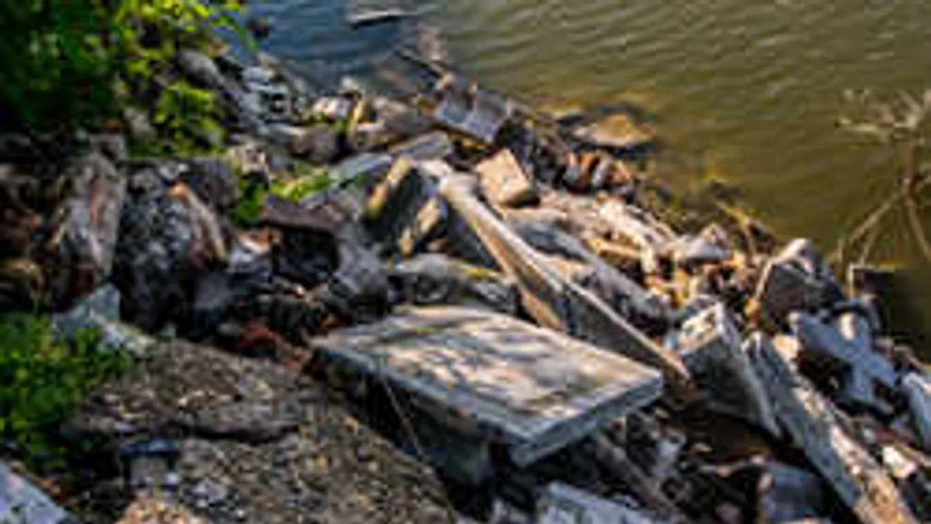 Rejtély, hogyan kerültek a sírkövek a csongrádi Tisza-partra