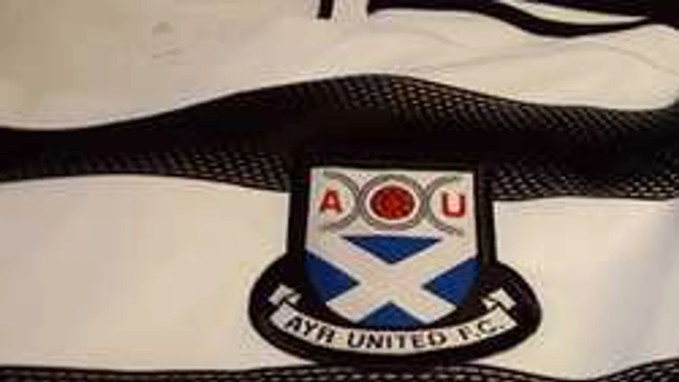 Pucér kebelcsoda tüzeli a fociszurkolókat