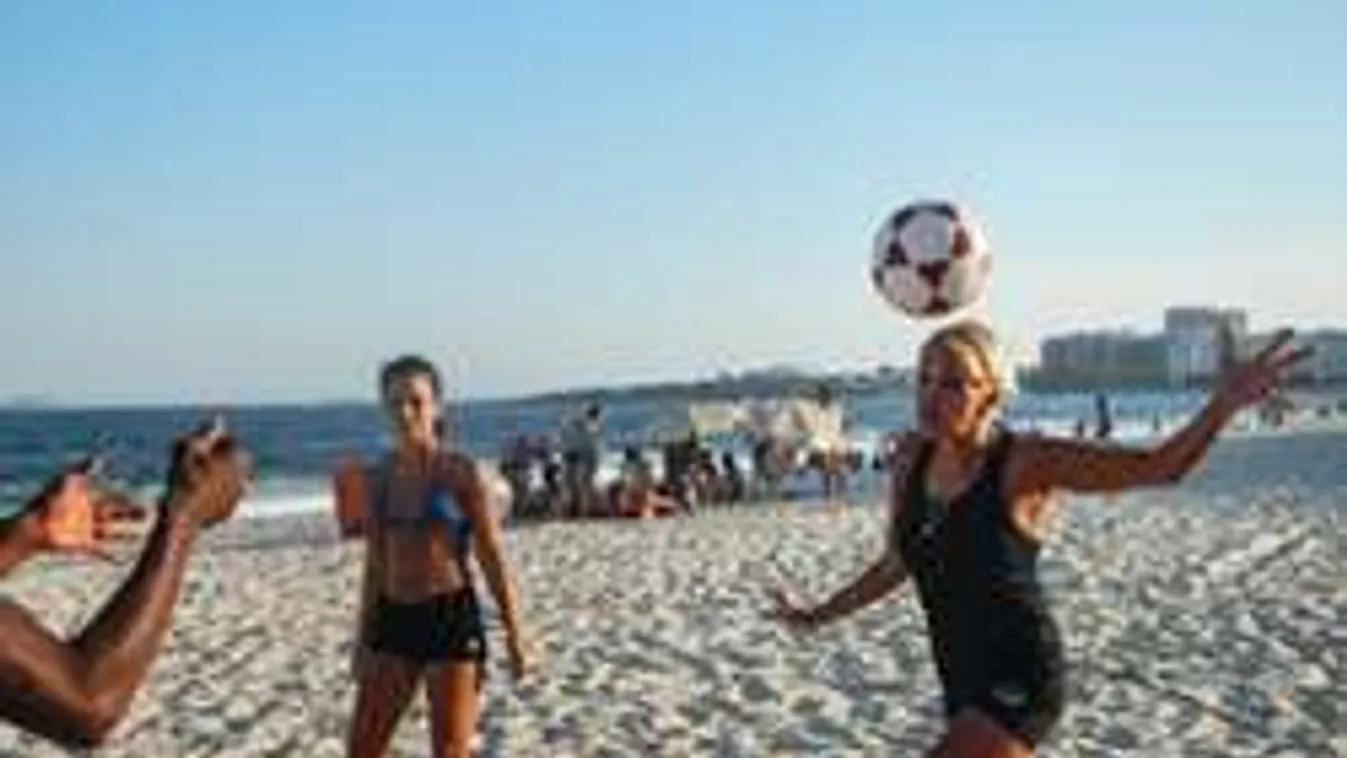 Nézd meg, hogyan fociznak falatnyi tangás lányok! - videó