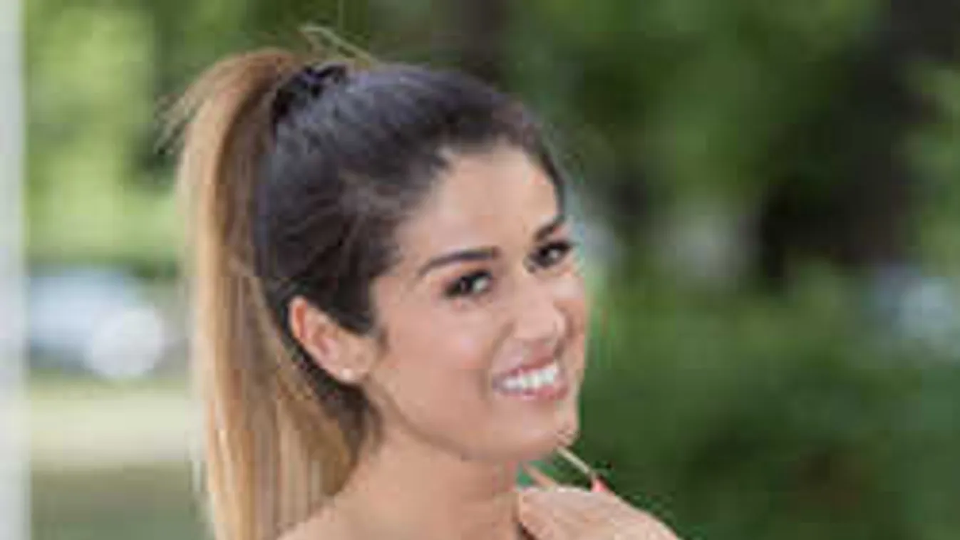 Dögös fotón mutatta meg testét a magyar énekeső, ezt gondolja magáról