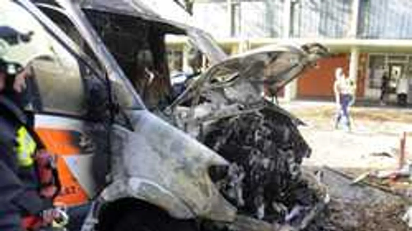 Most érkezett: kiégett egy mentőautó Óbudán