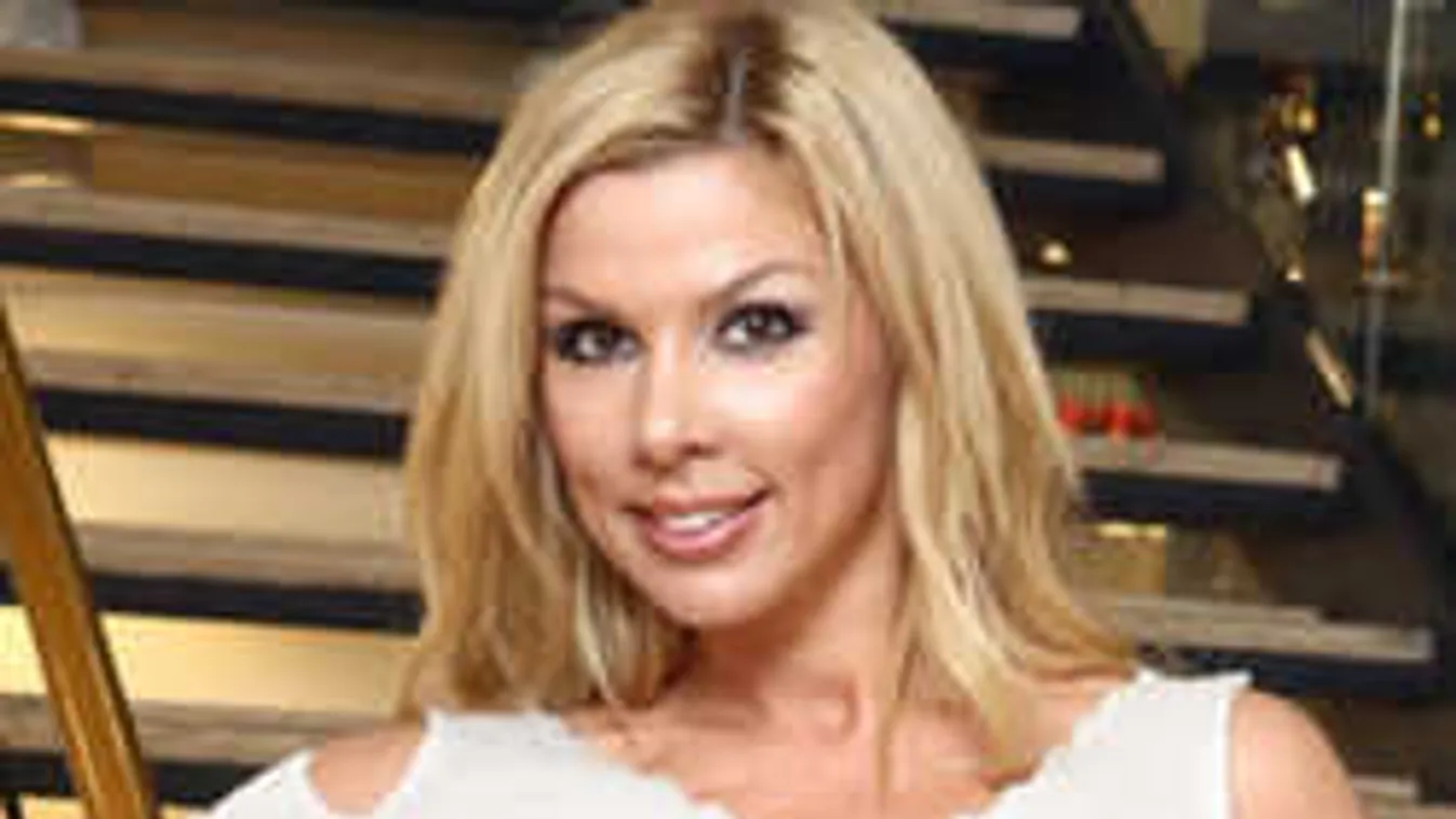 Nagyon bevállalós: a tengerparton terpeszt a dögös magyar sztár