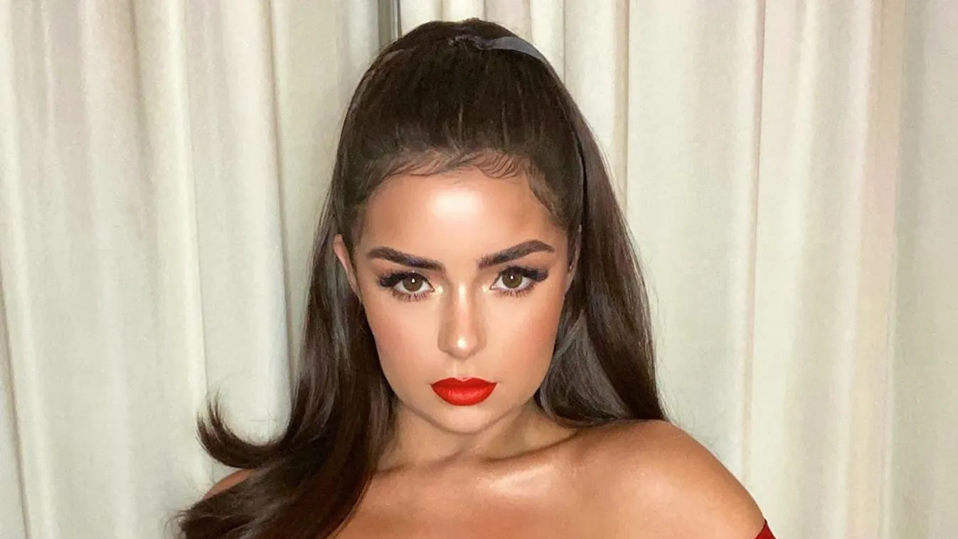 Mindenét felfedi, meztelenül strandol a brutál mellű bombázó