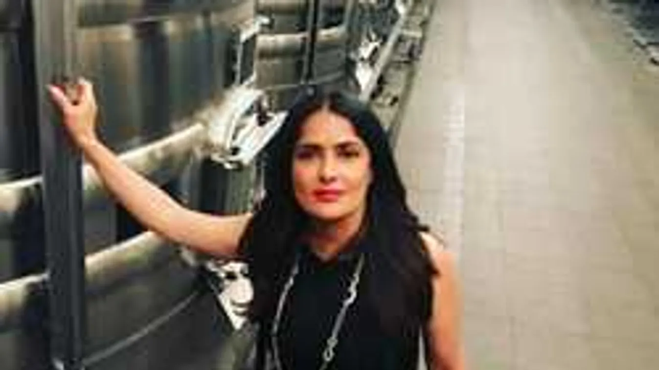 Ezt is bevállalta: félmeztelen képet posztolt magáról Salma Hayek