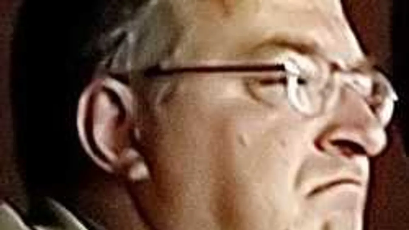 Durván berúgott, ezért szállt el megint  Simicska agya: Egy üveg whisky