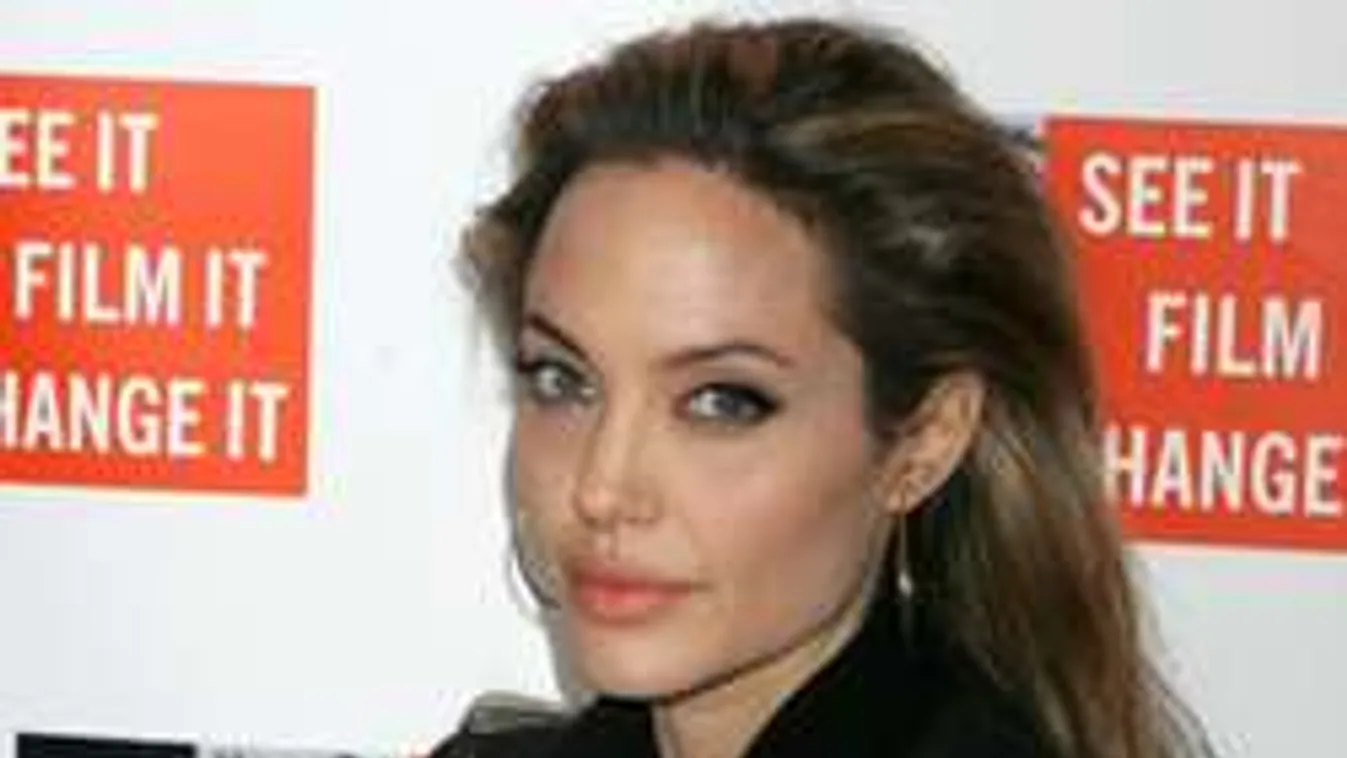 Mi történt? Rászálltak a nyomozók Angelina Jolie-ra...