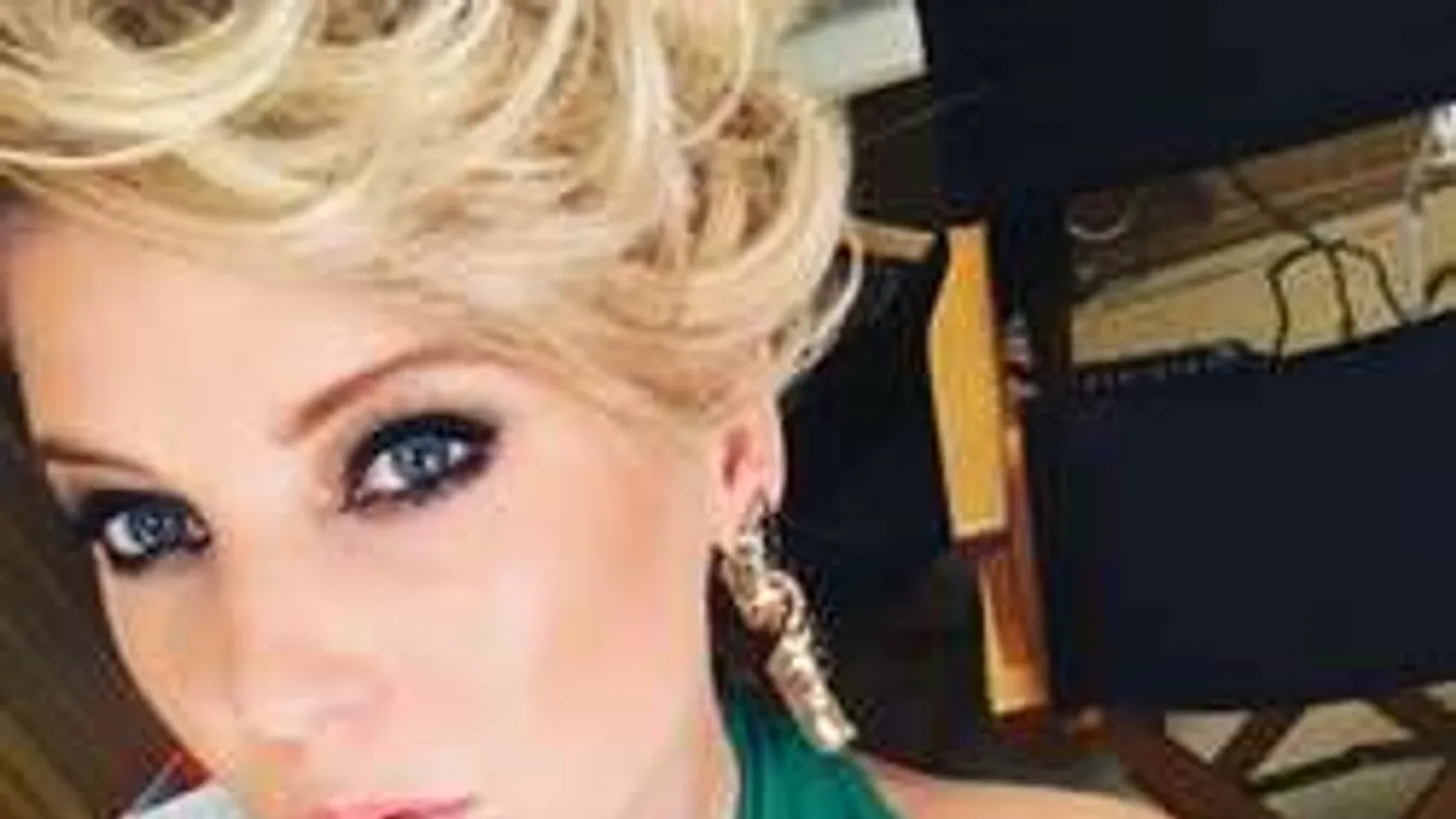 Facebookon kérte meg rajongója a dögös műsorvezető kezét!