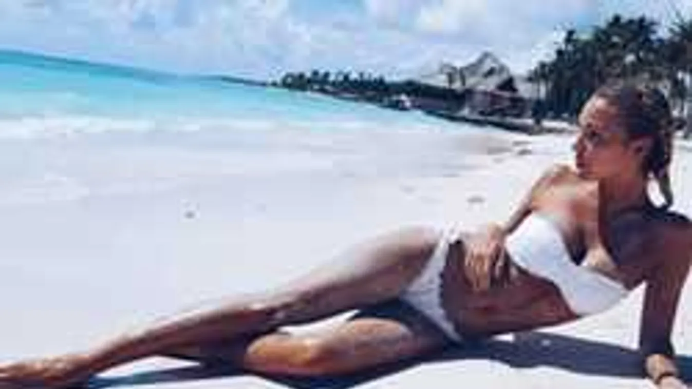 Micsoda dinnyék: így ingerli mellbimbóit a parton nudizó álomnő