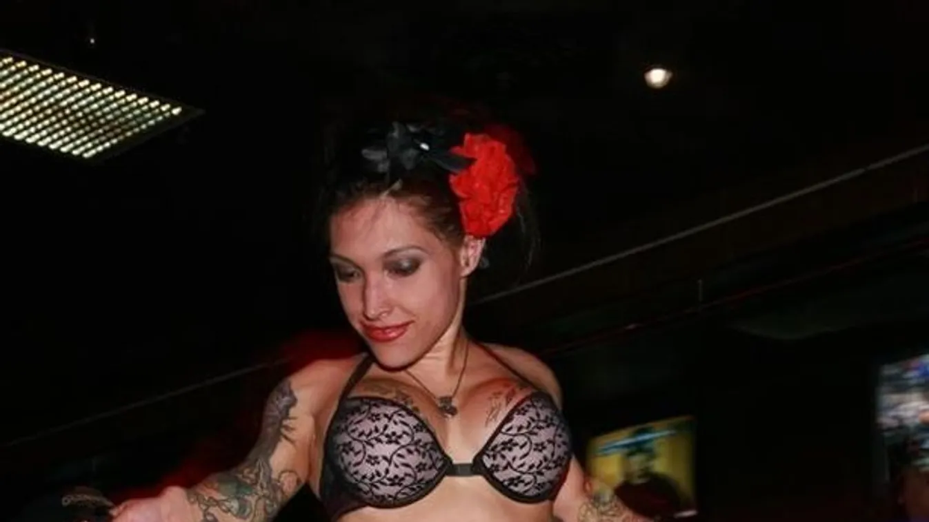 Véres bosszút állt párján a törpe pornószínésznő, letartóztatták