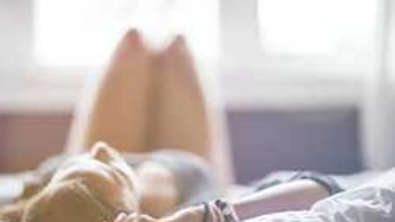 Se bugyi, se más: lesifotó készült az anyaszült meztelen modellről