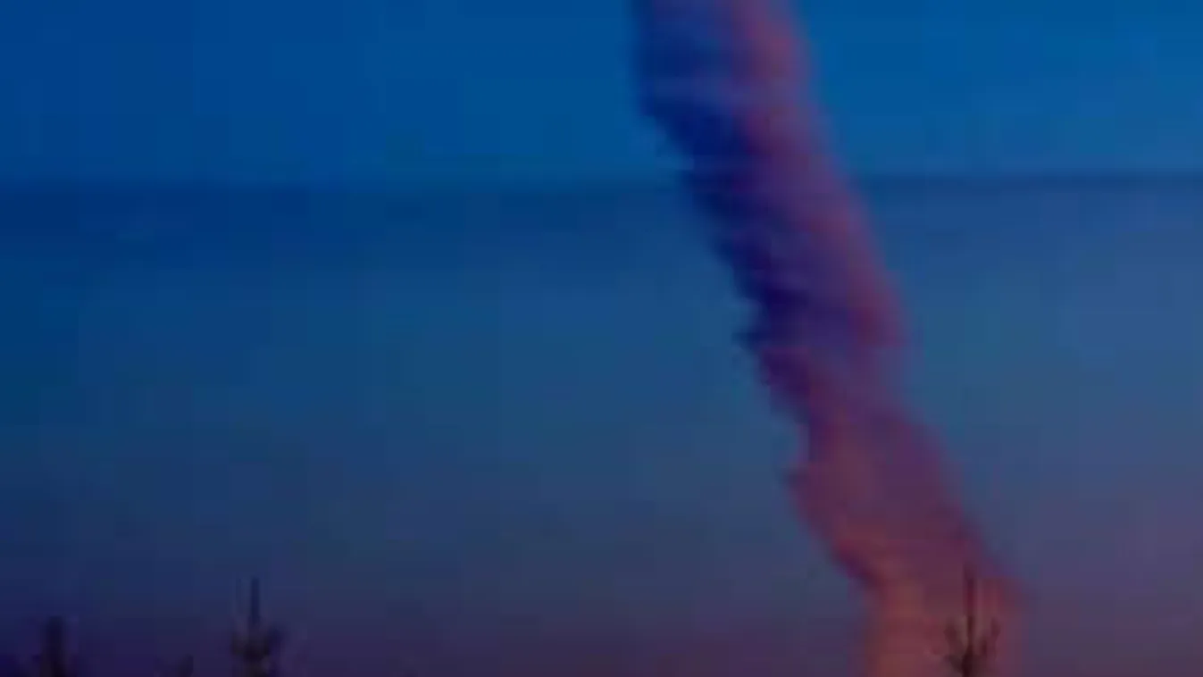 Lövik egymást a földönkívüliek: füstölgő ufó zuhant le Amerikában