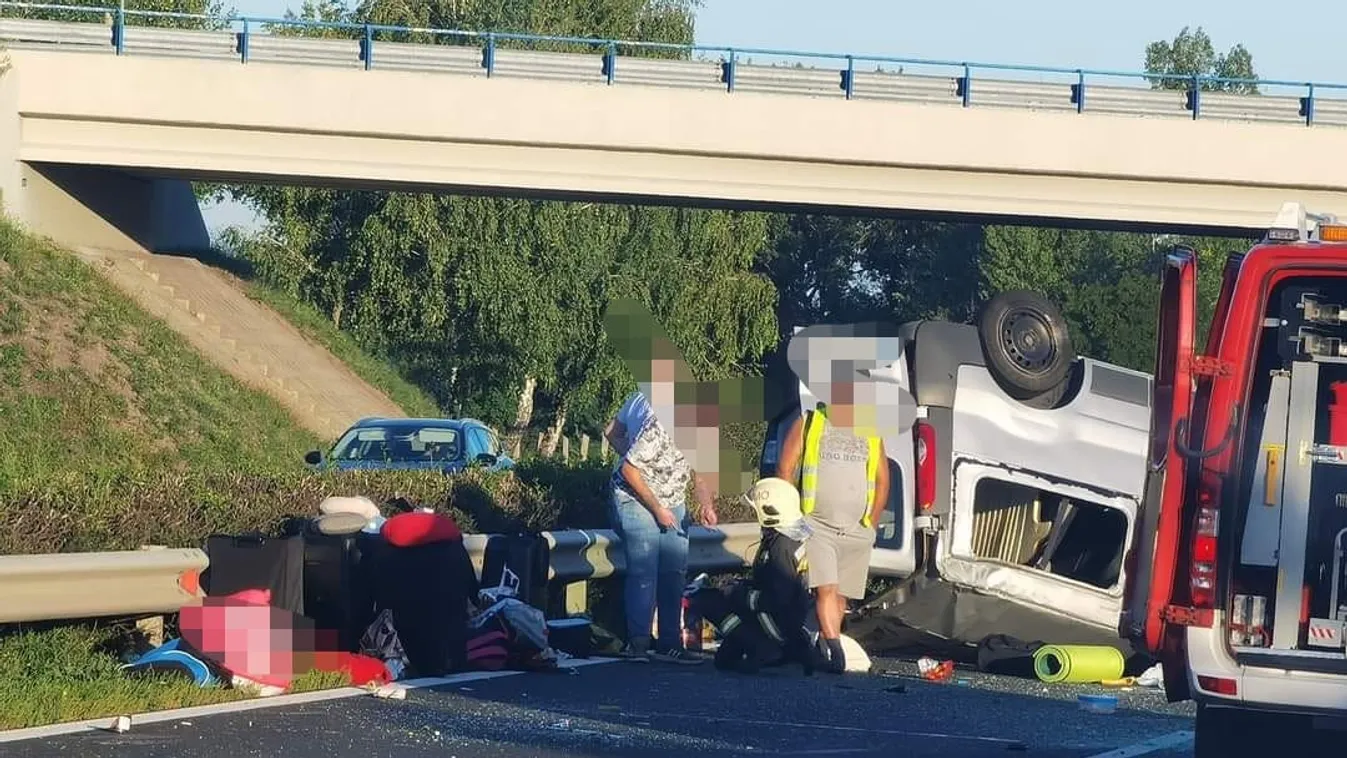 Súlyos baleset az M1-esen: karambolozott egy utasokkal teli kisbusz, az ütközés erejétől a tetején állt meg