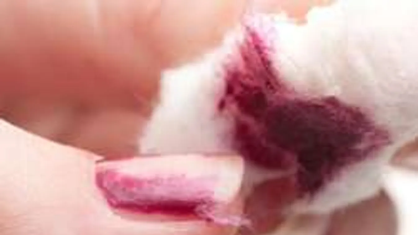 Vadiúj módszer: Gyorsan és egyszerűen lemoshatod végre a körömlakkod