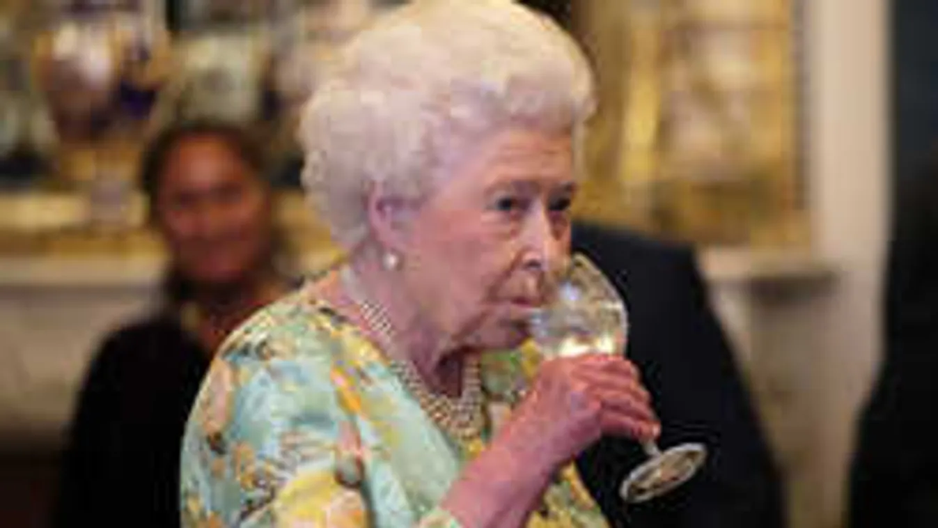 Erzsébet királynő kora ellenére úgy iszik, mint egy fiatal egyetemista!