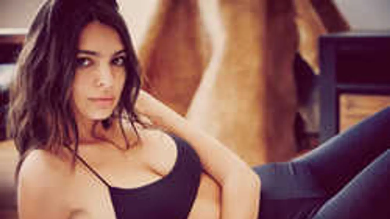 Ez aztán nem semmi: becsiccsentve rázta magát a dögös modell