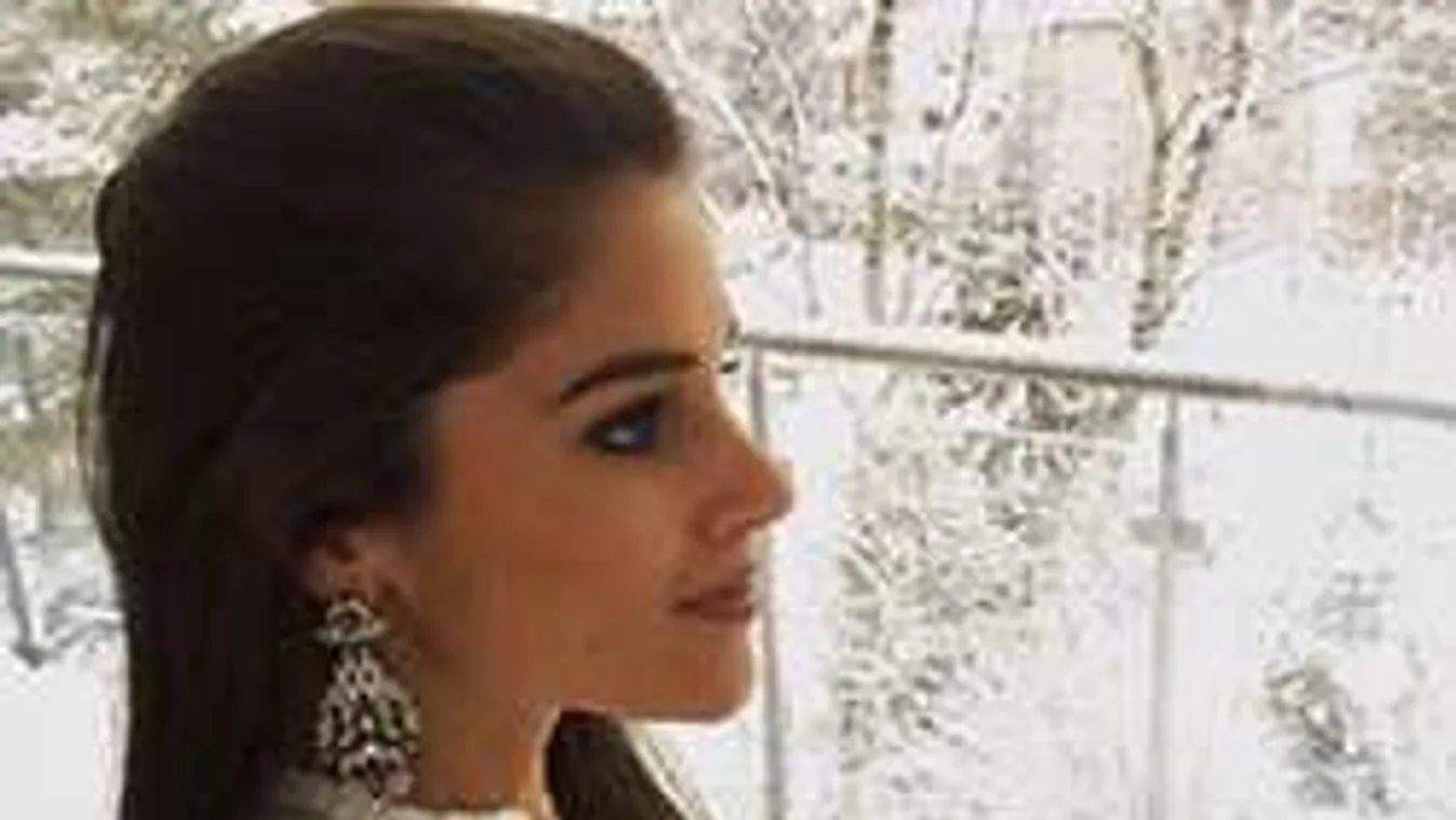 Durva dekoltázzsal készül élete legnagyobb kihívására a magyar modell