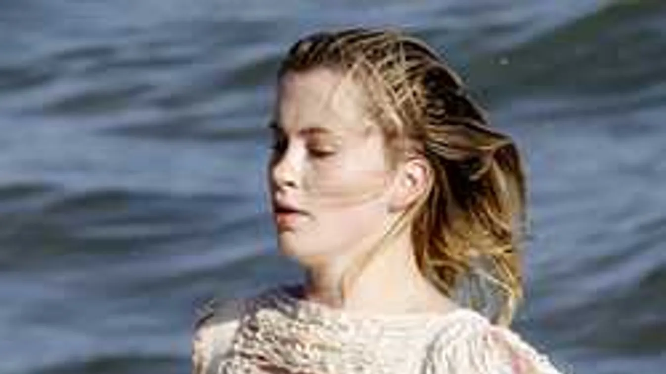 Ágaskodó mellbimbót villantott a modellkedő sztárcsemete - fotó