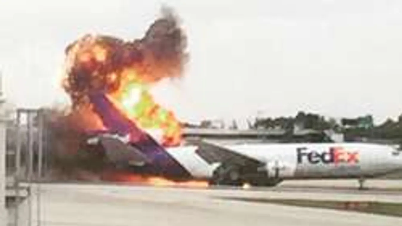 A kifutópályán robbant fel a repülőgép - Videó