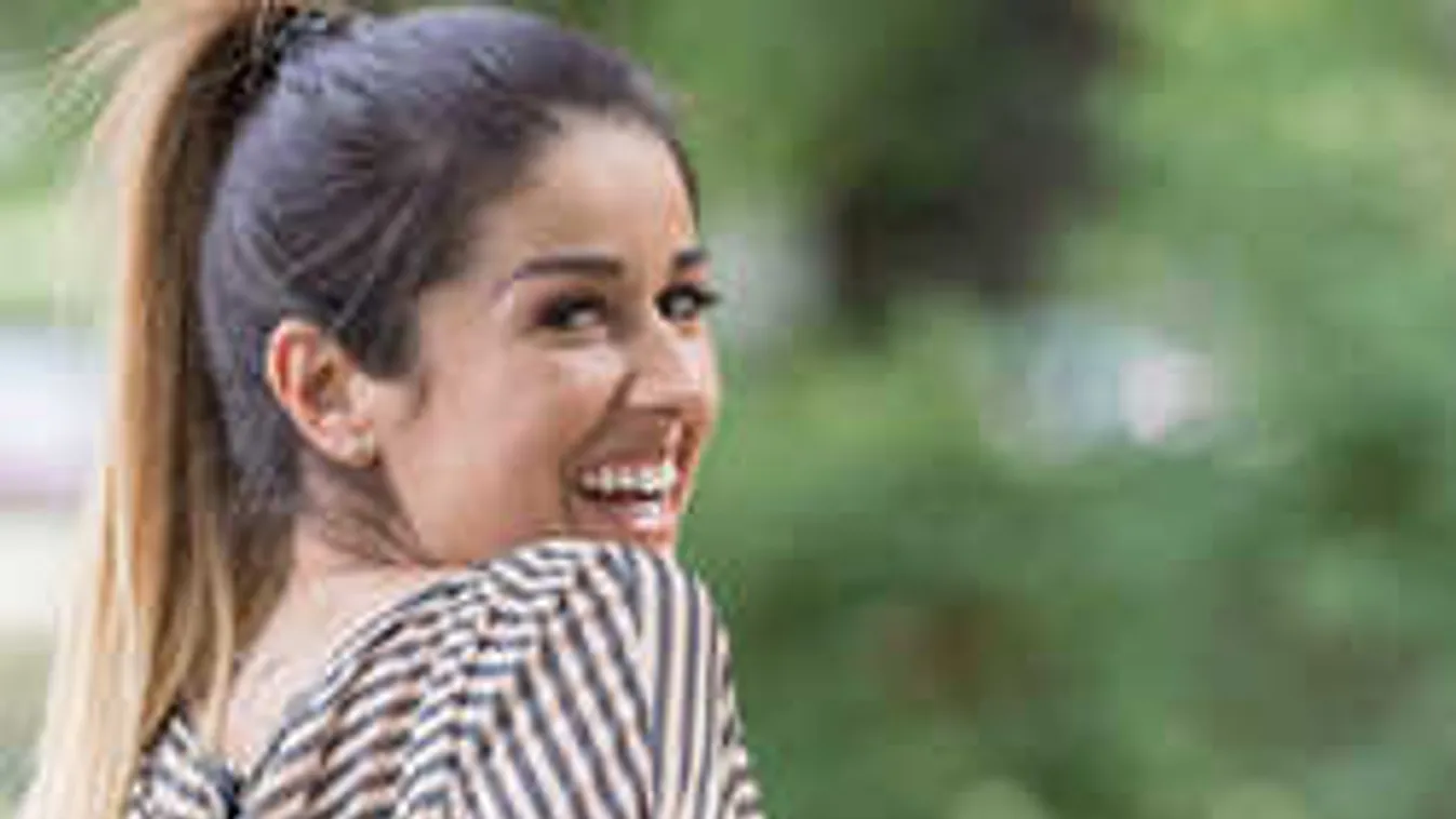 Szerinted van bugyi a gazellatestű magyar énekesnőn vagy nincs?