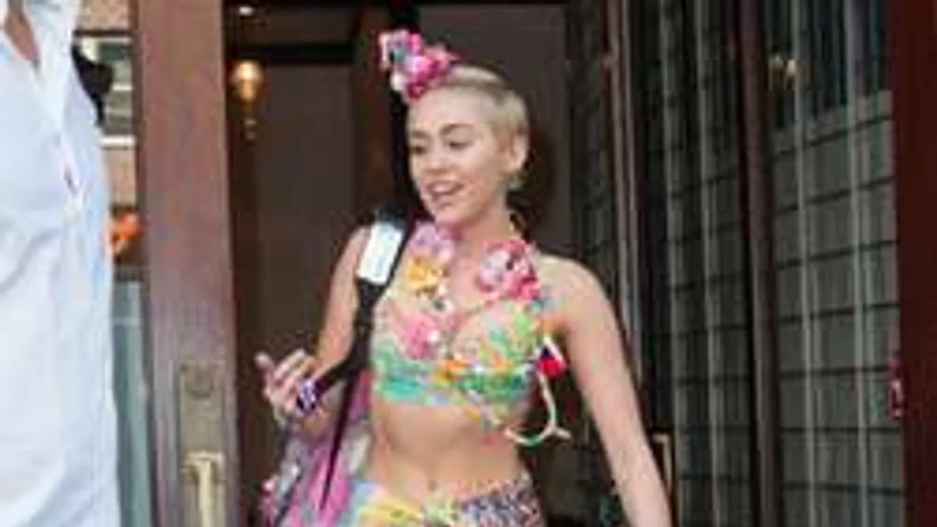 Eszméletlen, mit művel a testével a botrányhősnő!